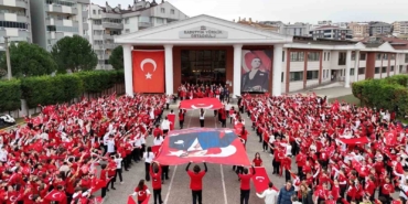 Yer gök kırmızı beyaz