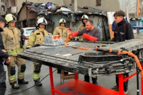 Sarıyer’de elektrikli aracın bataryasında yaşanan parlama kamerada