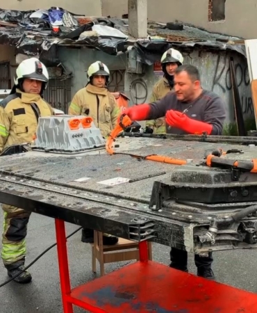 Sarıyer’de elektrikli aracın bataryasında yaşanan parlama kamerada