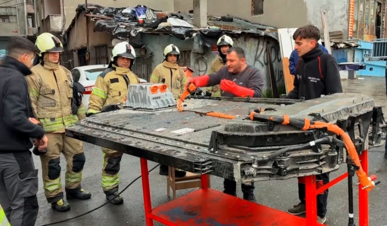 Sarıyer’de elektrikli aracın bataryasında yaşanan parlama kamerada