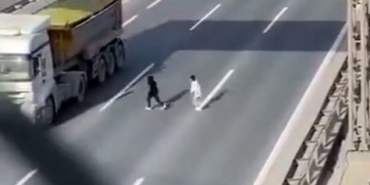 TEM Otoyolu’nda çocukların tehlikeli yolculuğu kamerada