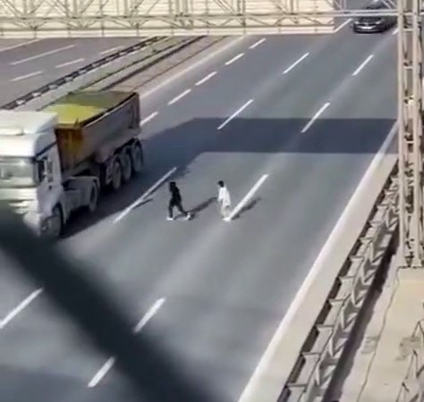 TEM Otoyolu’nda çocukların tehlikeli yolculuğu kamerada