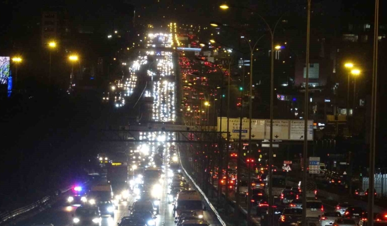 Yarıyıl tatilinin ardından D-100’deki trafik yoğunluğu havadan görüntülendi