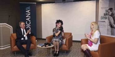 Şarkıcı Hande Yener kanser sürecini Medicana’da anlattı: "Drenlerle sahneye çıkıp dans ettim"