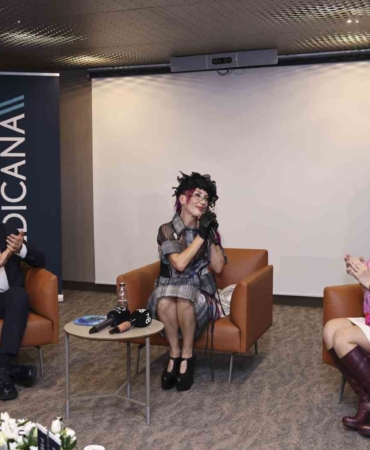 Şarkıcı Hande Yener kanser sürecini Medicana’da anlattı: "Drenlerle sahneye çıkıp dans ettim"