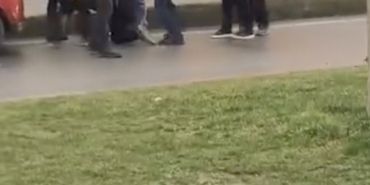 Aralarına aldıkları kişi tekme tokat dövdüler: O anlar kamerada