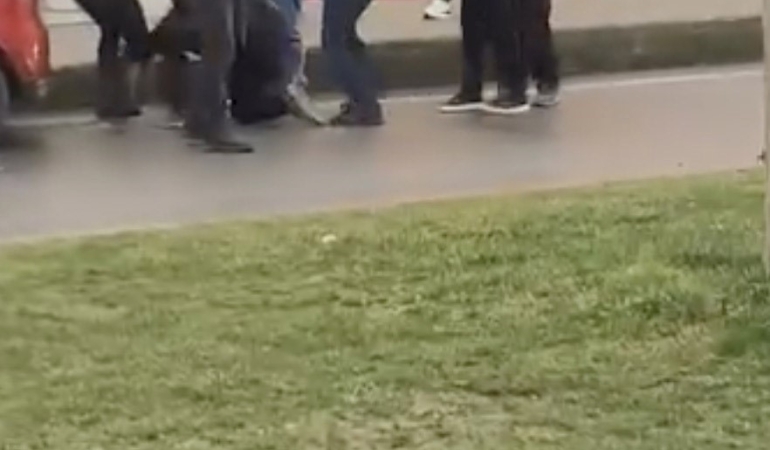 Aralarına aldıkları kişi tekme tokat dövdüler: O anlar kamerada