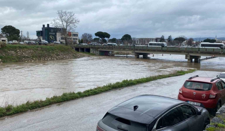 Çanakkale’de Kocabaş Çayı yoğuş yağış nedeniyle taştı