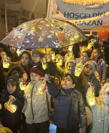 Çocuklar ellerinde fenerle ilk teravih namazı heyecanına ortak oldu