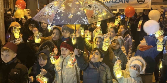 Çocuklar ellerinde fenerle ilk teravih namazı heyecanına ortak oldu