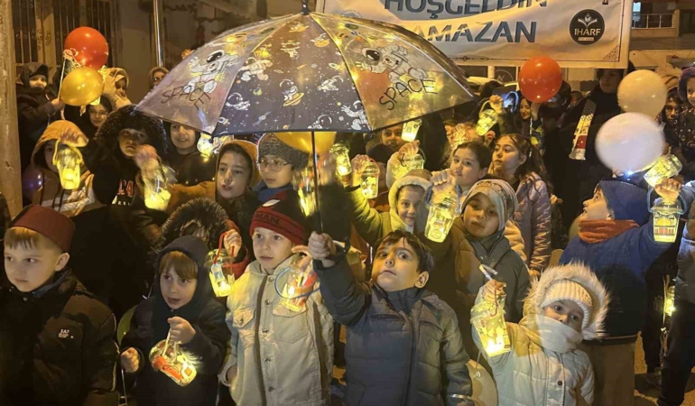 Çocuklar ellerinde fenerle ilk teravih namazı heyecanına ortak oldu