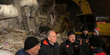 Unutulmayan fedakarlık: Kolunda kemoterapi serumuyla deprem bölgesinde çalıştı