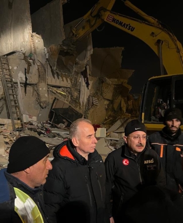 Unutulmayan fedakarlık: Kolunda kemoterapi serumuyla deprem bölgesinde çalıştı