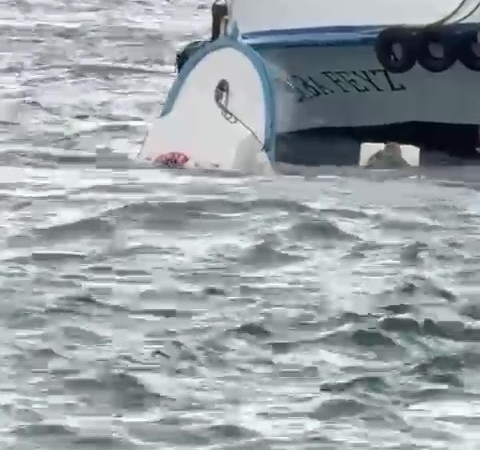 Karaköy’de yolcu vapuru balıkçı teknesine çarptı: Denize düşen kişi kurtarıldı