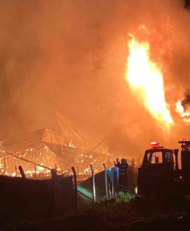 Bağ evinde çıkan yangın diğer bağ evine de sıçradı