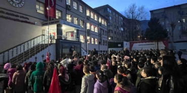 Bursa’da minik öğrenciler, depremde hayatını kaybedenleri unutmadı