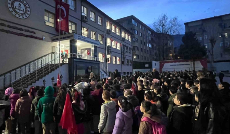 Bursa’da minik öğrenciler, depremde hayatını kaybedenleri unutmadı