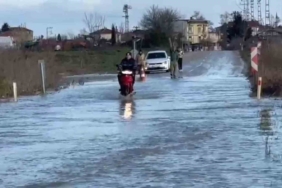 Küplü-Adasarhanlı yolu sular altında kaldı