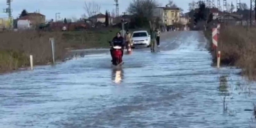 Küplü-Adasarhanlı yolu sular altında kaldı