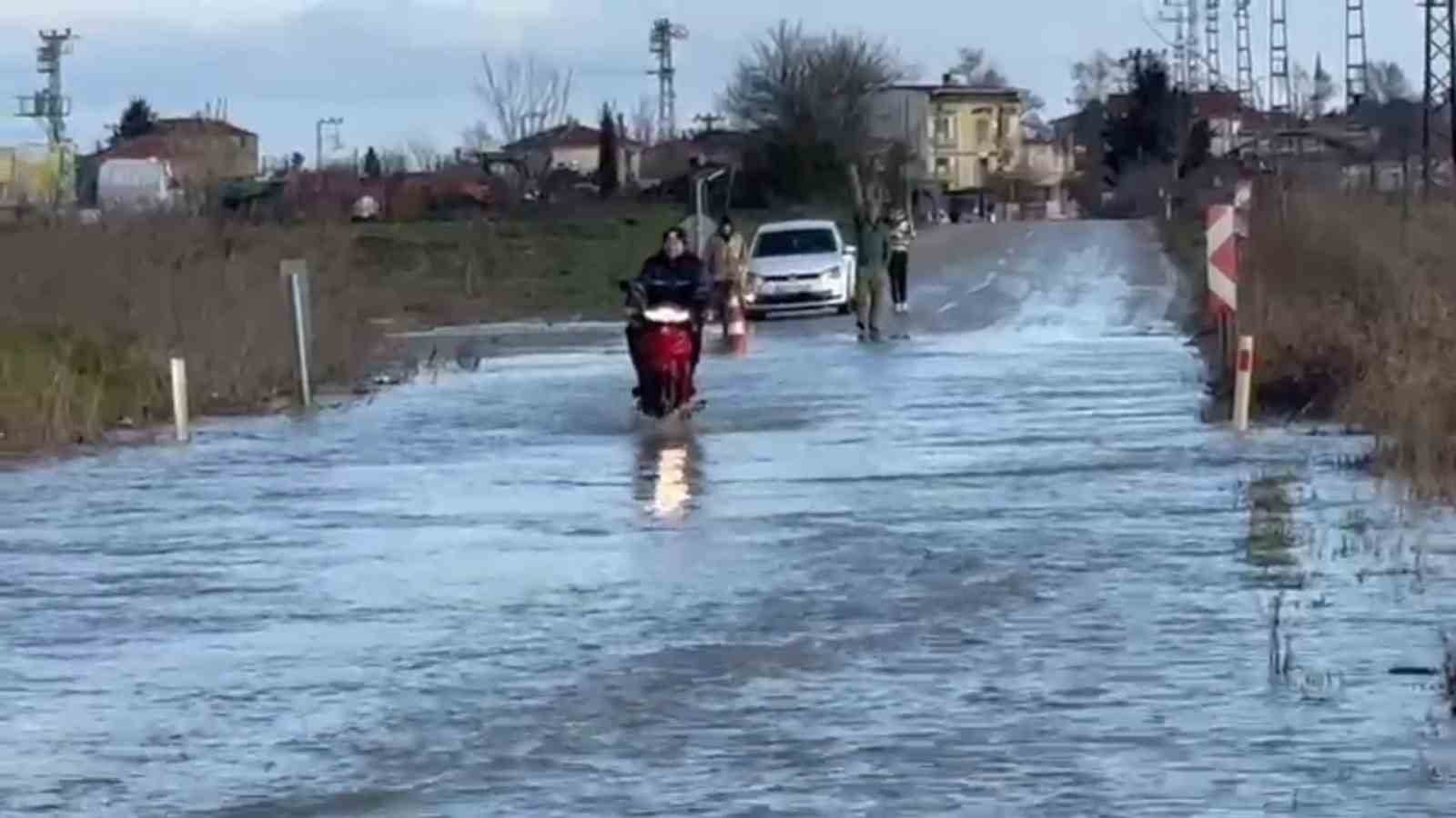 Küplü-Adasarhanlı yolu sular altında kaldı