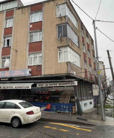 Arnavutköy’de eşini çocuklarının gözü önünde bıçakladı
