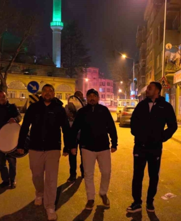 Bursa’da vatandaşlar ilahiler ve beyitlerle sahura kalktı