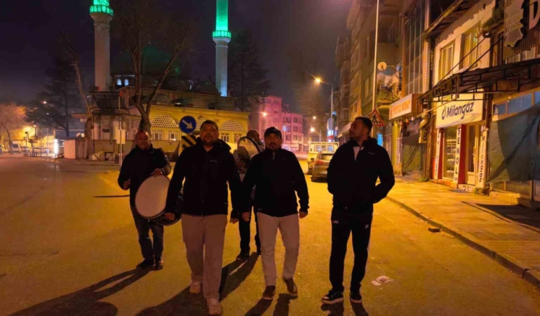 Bursa’da vatandaşlar ilahiler ve beyitlerle sahura kalktı