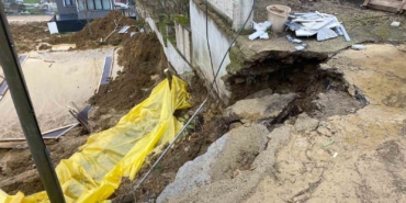 İnşaat kazısında toprak kaydı, yolun bir bölümü çöktü