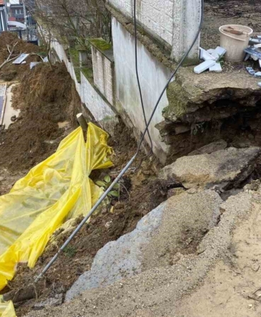 İnşaat kazısında toprak kaydı, yolun bir bölümü çöktü