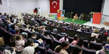 Kartepe’de çocuklar "Meraklı Civciv" oyununu izledi