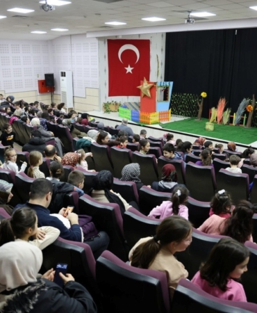 Kartepe’de çocuklar "Meraklı Civciv" oyununu izledi