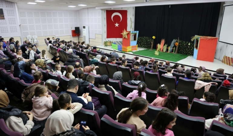 Kartepe’de çocuklar "Meraklı Civciv" oyununu izledi