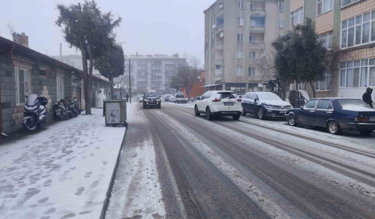 Kırklareli’nde kar yağışı etkisini arttırdı