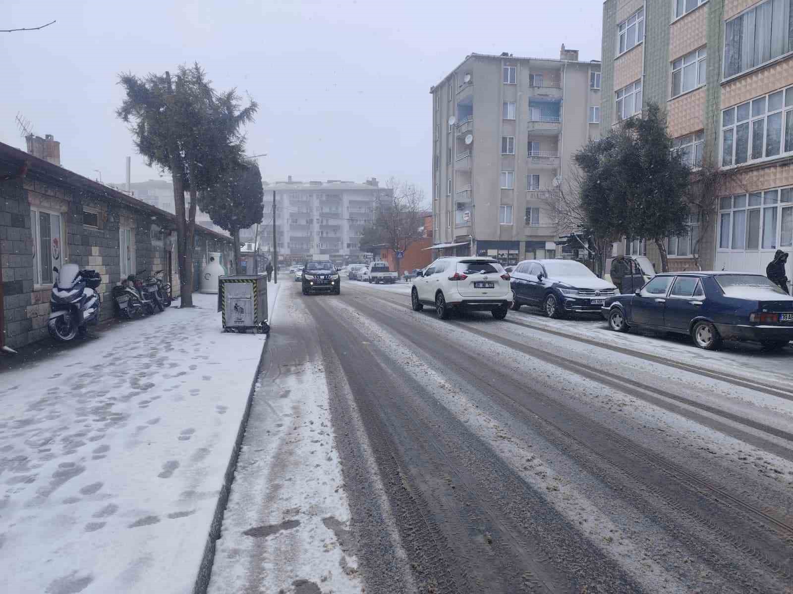 Kırklareli’nde kar yağışı etkisini arttırdı