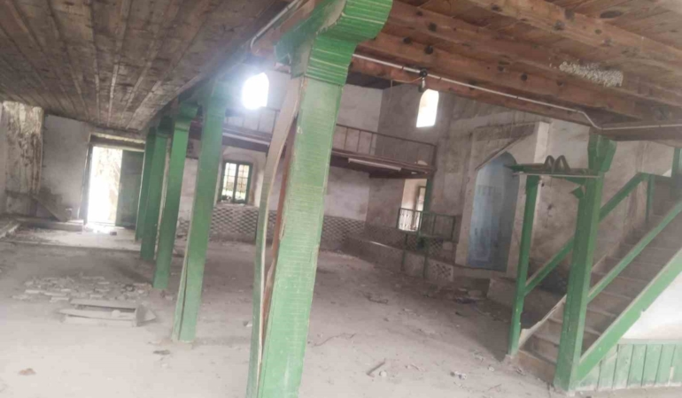 Balıkesir’de tarihi eski cami çürümeye başladı