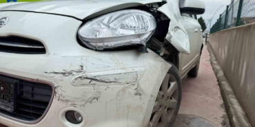 Çarptığı araca levye ile saldırdı, giderken ışıklı çiçek buketi bıraktı