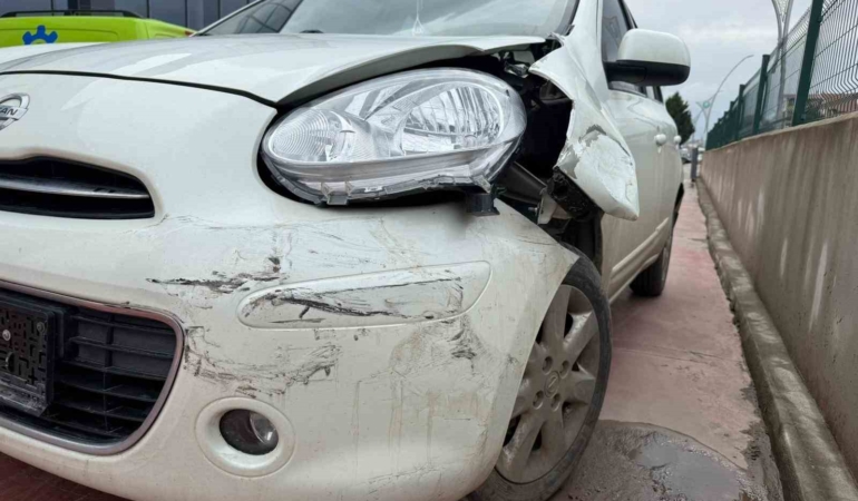 Çarptığı araca levye ile saldırdı, giderken ışıklı çiçek buketi bıraktı