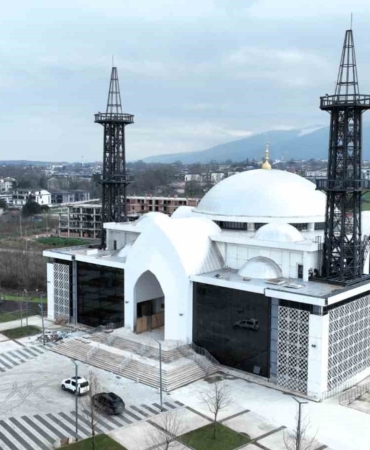 Kartepe Kent Meydanı Cami, ilk teravihle ibadete açılıyor