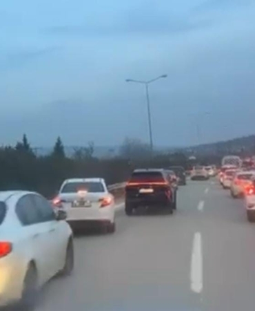 Bursa’da yoğun trafikte, fermuar sistemi takdir topladı