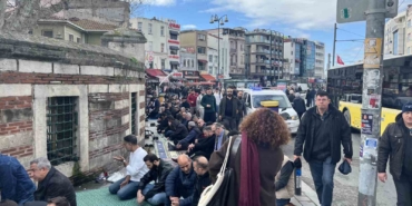 Kadıköy’de cami cemaati mağduriyeti: Namazı sokaklarda kılıyorlar
