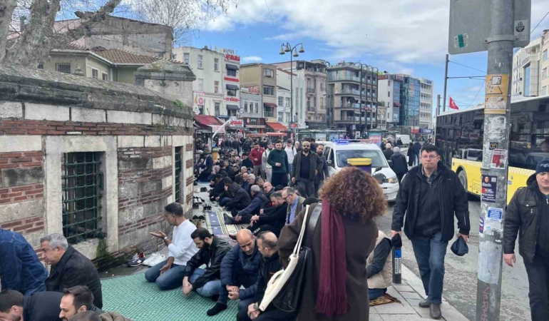 Kadıköy’de cami cemaati mağduriyeti: Namazı sokaklarda kılıyorlar