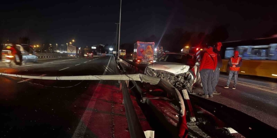 Bakırköy’de otomobil bariyerlere çarptı: 2 yaralı