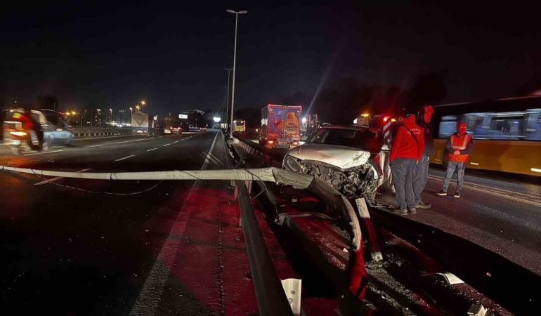 Bakırköy’de otomobil bariyerlere çarptı: 2 yaralı