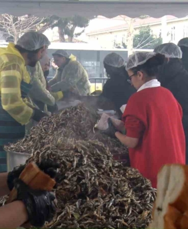 Soğuğa aldırış etmeyen vatandaşlar Balık Festivali’ne koştu