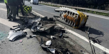 Esenler’de cip refüje çarptı: Araçta sıkışan sürücü yaralandı