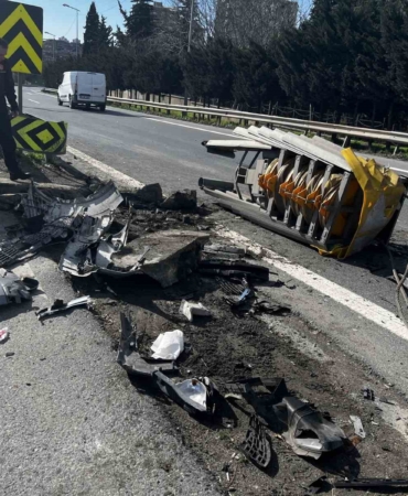 Esenler’de cip refüje çarptı: Araçta sıkışan sürücü yaralandı
