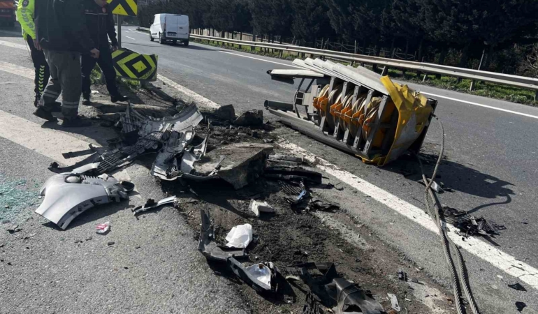 Esenler’de cip refüje çarptı: Araçta sıkışan sürücü yaralandı