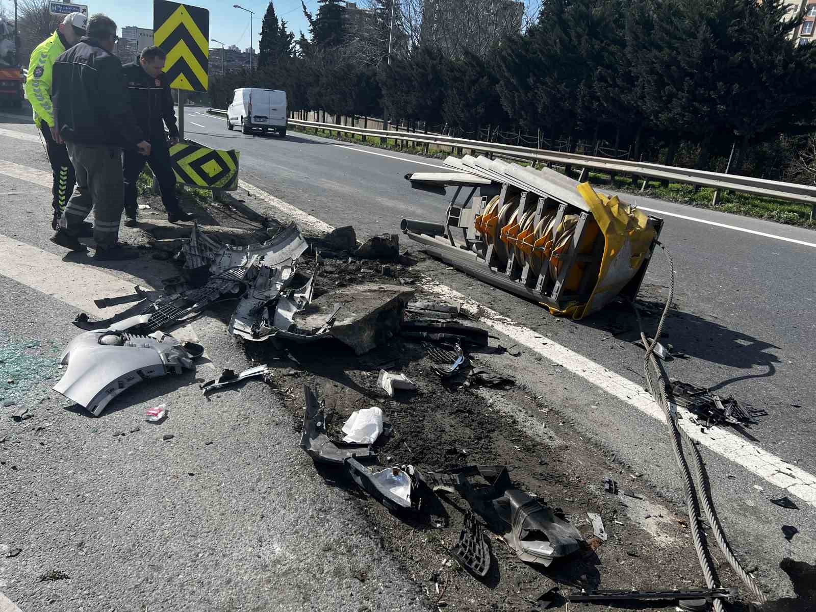 Esenler’de cip refüje çarptı: Araçta sıkışan sürücü yaralandı
