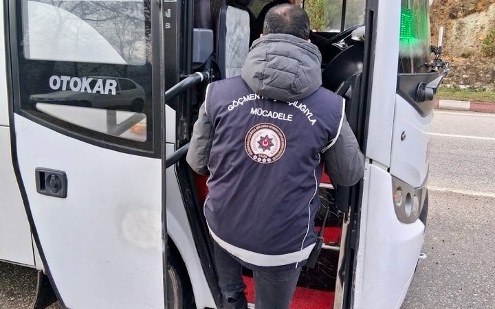 Bilecik’te düzensiz göç uygulamasında yakalanan 3 şahıs tutuklandı