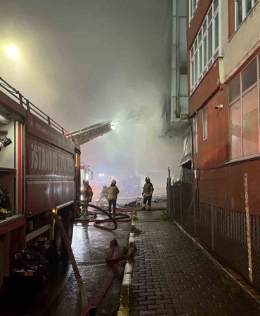 Bağcılar’da 4 katlı tekstil fabrikasında korkutan yangın